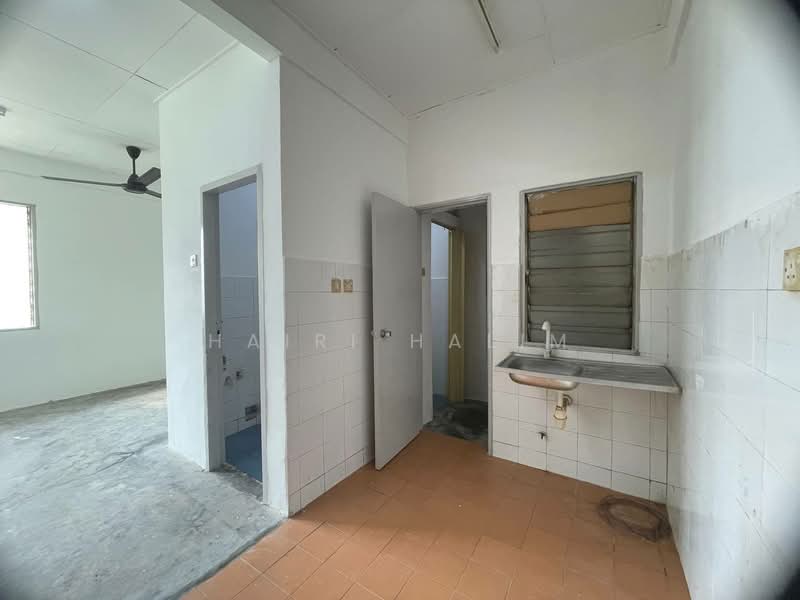 Pangsapuri untuk Dijual di Seri Ayu Apartment - Hairi Halim - Kitchen - PropertyGuru.com.my