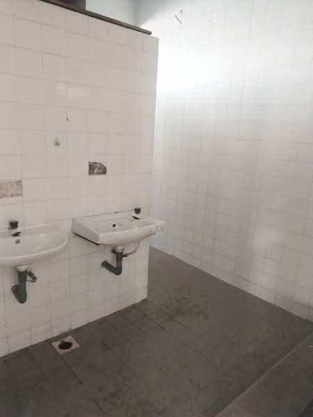 Kilang untuk Disewa di Kawasan Perindustrian Sri Rapat (Ipoh) - Sam . - Bathroom - PropertyGuru.com.my