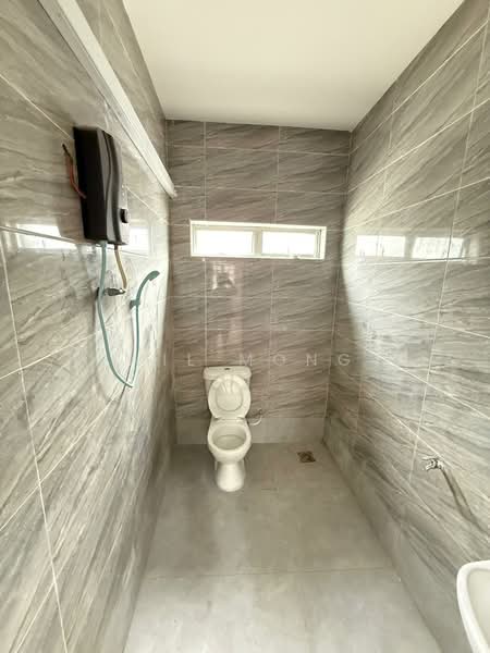 Rumah Teres 2 Tingkat untuk Dijual di Taman Ungku Tun Aminah (Skudai) - Wil Mong - Bathroom - PropertyGuru.com.my
