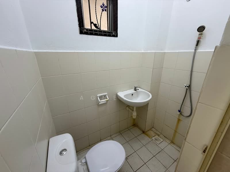 2-storey Terraced House for Sale in Taman Kempas Indah (Tebrau) - Agnes . - Bathroom - PropertyGuru.com.my