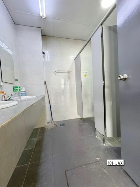 Semi-D Factory for Sale in Bandar Bukit Raja (Klang) - Yongsen Lim - Bathroom - PropertyGuru.com.my