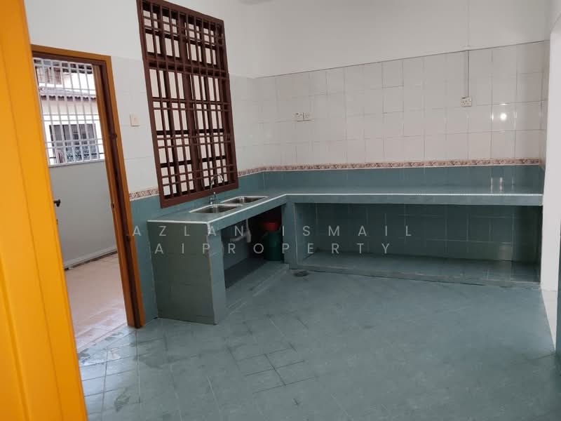 Rumah Teres 2 Tingkat untuk Dijual di Taman Tampoi Indah (Tampoi) - Azlan Ismail aiproperty - Kitchen - PropertyGuru.com.my