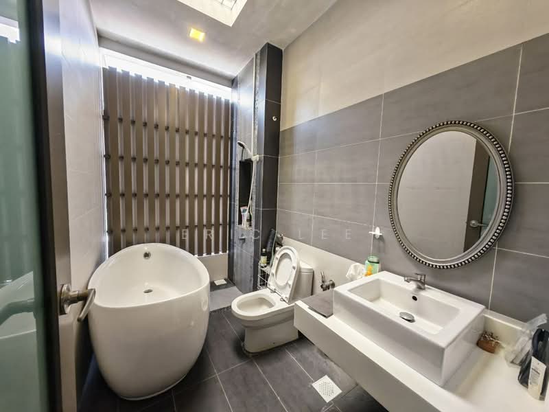 Rumah Berkembar untuk Dijual di Taman Sutera Utama (Skudai) - Eric Lee - Bathroom - PropertyGuru.com.my