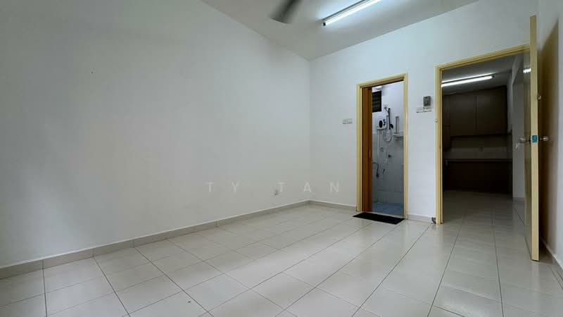 Pangsapuri untuk Dijual di Villa Krystal @ Bandar Selesa Jaya - TY Tan - Living Room - PropertyGuru.com.my