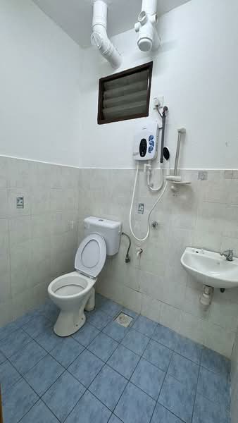 Pangsapuri untuk Dijual di Villa Krystal @ Bandar Selesa Jaya - TY Tan - Bathroom - PropertyGuru.com.my