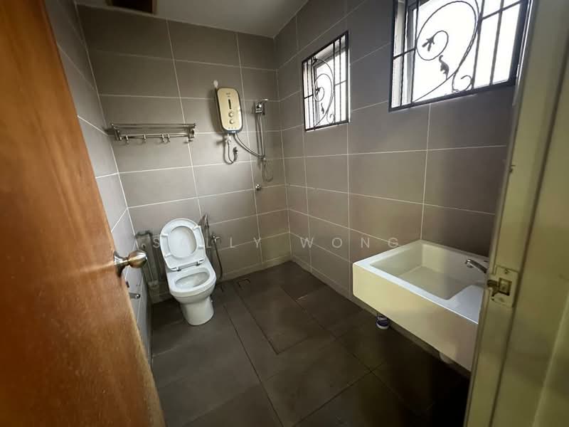 2.5-storey Terraced House for Sale in Taman Bukit Serdang (Seri Kembangan) - Sally Wong - Bathroom - PropertyGuru.com.my