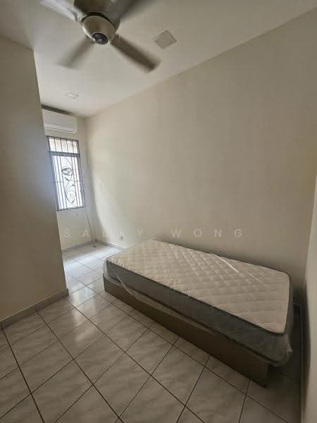 2.5-storey Terraced House for Sale in Taman Bukit Serdang (Seri Kembangan) - Sally Wong - Bedroom - PropertyGuru.com.my
