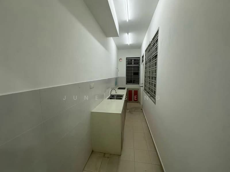 Rumah Teres 2 Tingkat untuk Dijual di Setia Tropika (Johor Bahru) - June Tseng - Kitchen - PropertyGuru.com.my