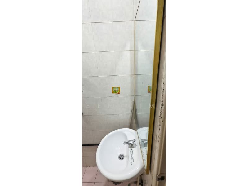 Kondominium untuk Disewa di Putra Indah Condominium - Yen Lim - Bathroom - PropertyGuru.com.my