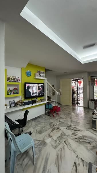 Rumah Teres 2 Tingkat untuk Dijual di Taman Desa Serdang (Seri Kembangan) - Sally Wong - Living Room - PropertyGuru.com.my