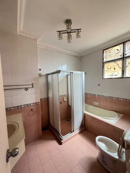 Rumah Berkembar untuk Dijual di Bandar Sri Damansara (Selangor) - Kim Meng Lew - Bathroom - PropertyGuru.com.my
