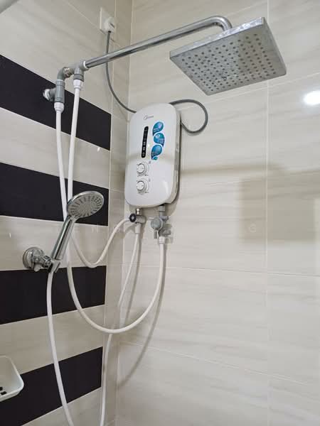 Service Residence for Sale at D'Summit Residences - Teng Chiang Oo - Bathroom - PropertyGuru.com.my