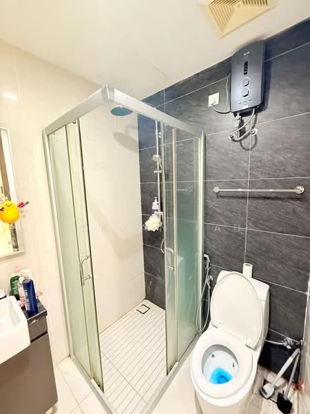 Condominium for Rent at Bay Laurel @ Country Garden Danga Bay - Jordan Kau - Bathroom - PropertyGuru.com.my
