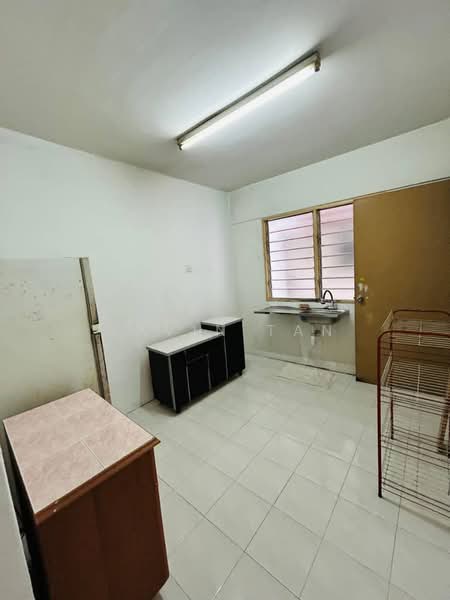 Pangsapuri untuk Dijual di Taman Pekaka Block 31 - Gavin Tan - Kitchen - PropertyGuru.com.my