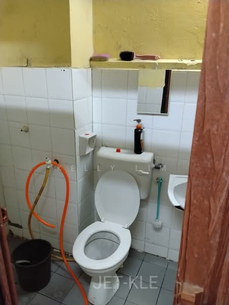 Pangsapuri untuk Dijual di Desa Idaman 2 Shop Apartment - Kelly Lim - Bathroom - PropertyGuru.com.my