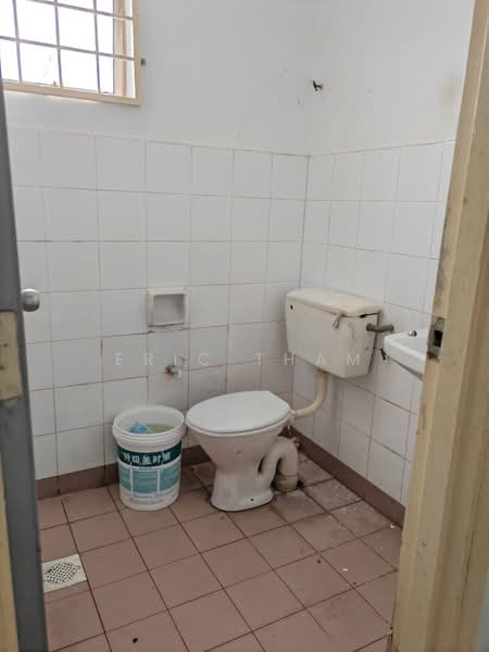 Kilang untuk Dijual di Taman Perindustrian Meranti Jaya (Puchong) - Eric Tham - Bathroom - PropertyGuru.com.my
