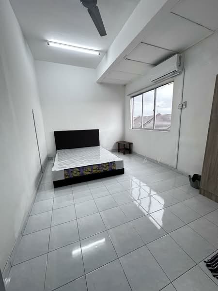Rumah Bandar untuk Disewa di Taman Bukit Cheng (Cheng) - Jason Tay - Bedroom - PropertyGuru.com.my