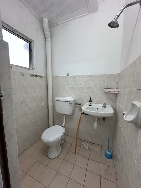 Rumah Bandar untuk Disewa di Taman Bukit Cheng (Cheng) - Jason Tay - Bathroom - PropertyGuru.com.my