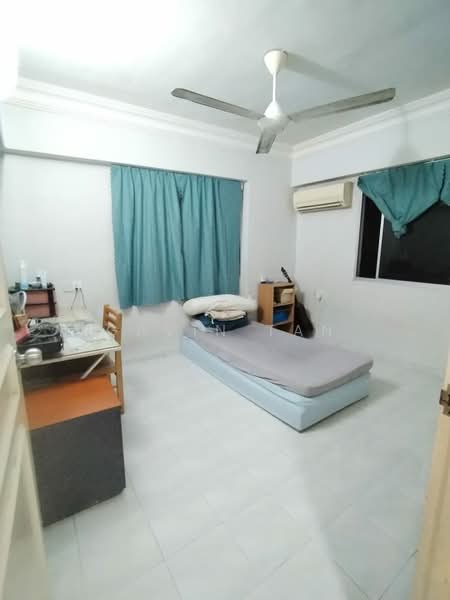 Pangsapuri untuk Dijual di Taman Pekaka Block 31 - Gavin Tan - Bedroom - PropertyGuru.com.my