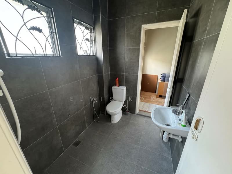2-storey Terraced House for Sale in Taman Kelana Idaman (Ara Damansara) - Elvis Kok - Bathroom - PropertyGuru.com.my