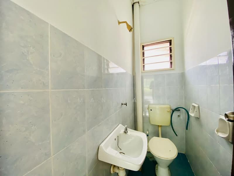 2-storey Terraced House for Sale in Taman Lestari Putra (Seri Kembangan) - Ilman Nahri - Bathroom - PropertyGuru.com.my