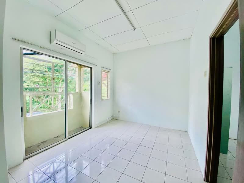 2-storey Terraced House for Sale in Taman Lestari Putra (Seri Kembangan) - Ilman Nahri - Balcony - PropertyGuru.com.my