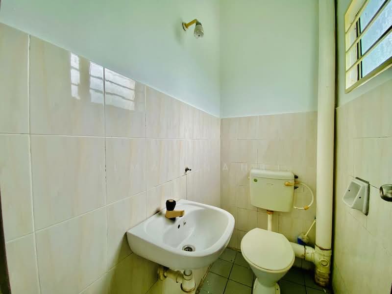 2-storey Terraced House for Sale in Taman Lestari Putra (Seri Kembangan) - Ilman Nahri - Bathroom - PropertyGuru.com.my