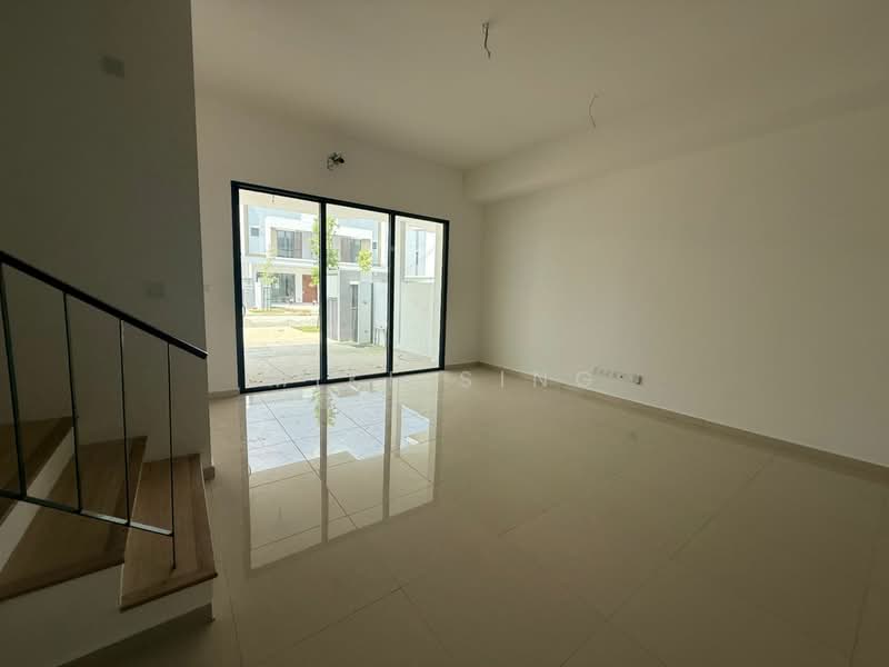 Rumah Teres 2 Tingkat untuk Dijual di Kota Kemuning (Shah Alam) - Mike Sing - Living Room - PropertyGuru.com.my