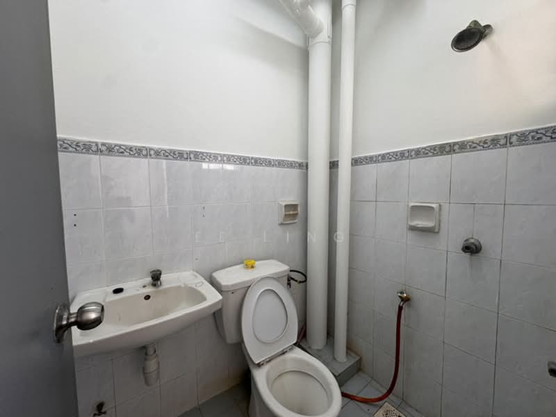 Pangsapuri untuk Disewa di Semarak Apartment - EE Ling - Bathroom - PropertyGuru.com.my