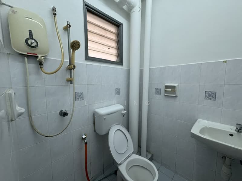 Pangsapuri untuk Disewa di Semarak Apartment - EE Ling - Bathroom - PropertyGuru.com.my