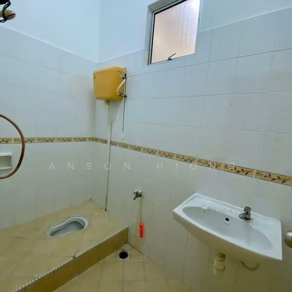 Rumah Teres 2 Tingkat untuk Dijual di Taman Setia Indah (Tebrau) - Anson Hiong - Bathroom - PropertyGuru.com.my