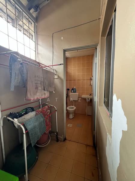 1.5-storey Terraced House for Sale in Taman Psj (Sungai Karang) - Izzat Azman - Bathroom - PropertyGuru.com.my