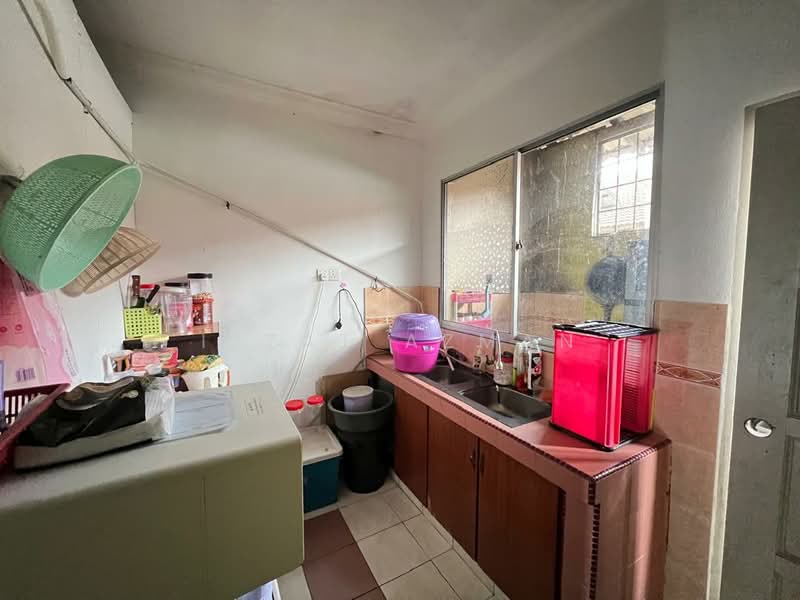 1.5-storey Terraced House for Sale in Taman Psj (Sungai Karang) - Izzat Azman - Kitchen - PropertyGuru.com.my