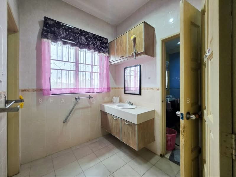 Semi-Detached House for Sale in Taman Taming Maju (Cheras) - Shafiq Muttalib - Bathroom - PropertyGuru.com.my