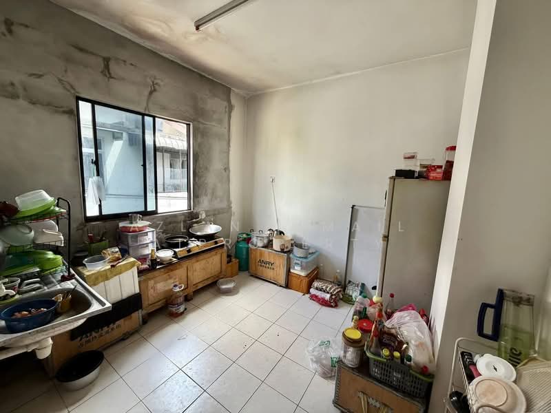 Rumah Bandar untuk Dijual di Senai (Kulai) - Azlan Ismail aiproperty - Kitchen - PropertyGuru.com.my