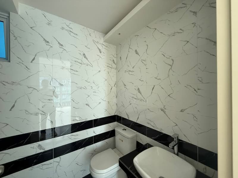 Kondominium untuk Dijual di QuayWest Residence - Rain Yu - Master Bathroom - PropertyGuru.com.my