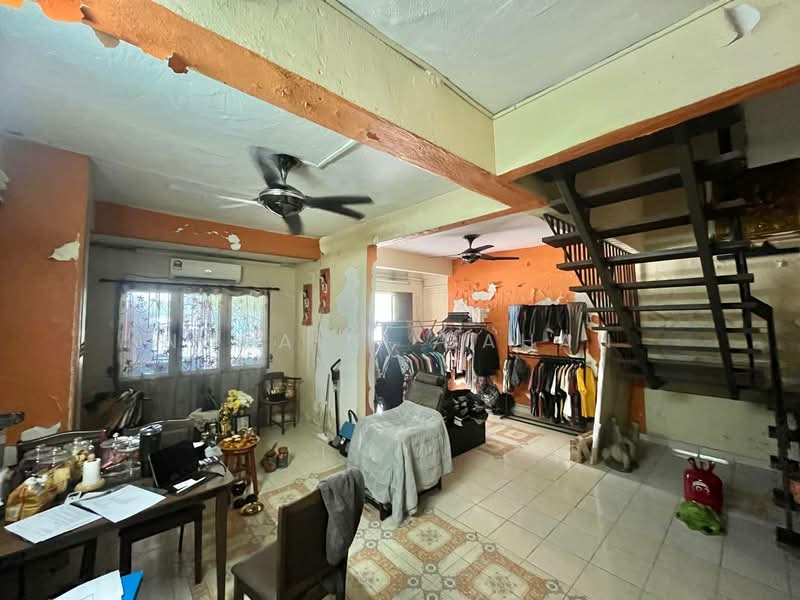 2-storey Terraced House for Sale in Seksyen 24 (Shah Alam) - Noraini Dahan - Living Room - PropertyGuru.com.my