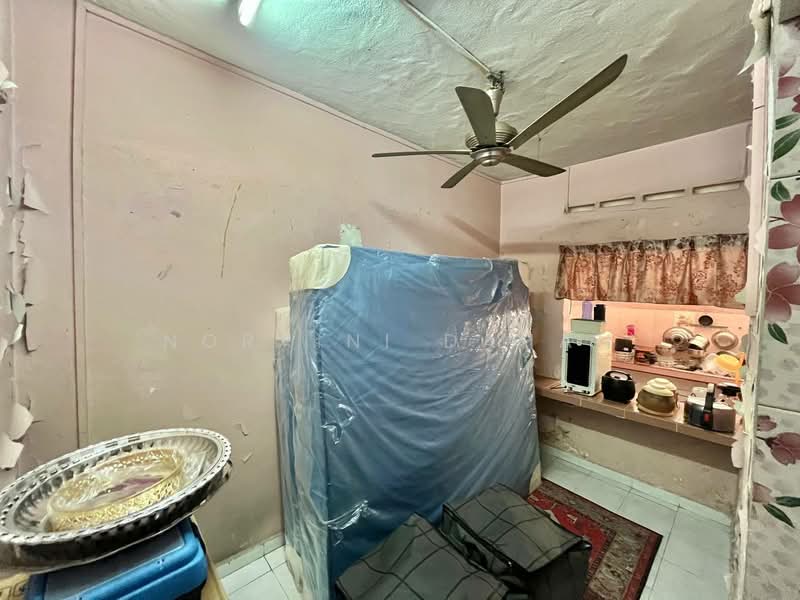2-storey Terraced House for Sale in Seksyen 24 (Shah Alam) - Noraini Dahan - Kitchen - PropertyGuru.com.my