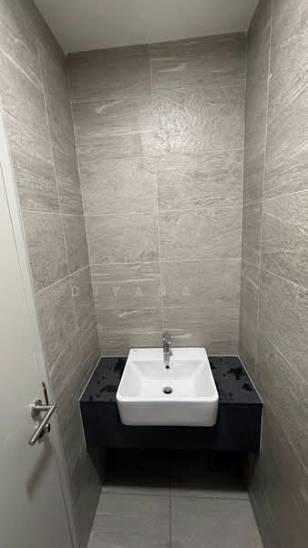 Servis Apartment untuk Disewa di Edelweiss @ Tropicana Gardens - Diyana . - Bathroom - PropertyGuru.com.my