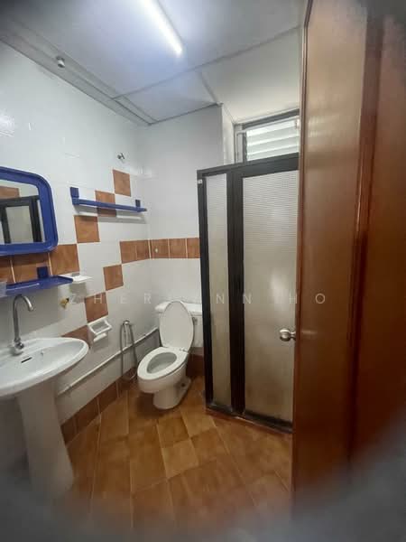 Kondominium untuk Disewa di Marina Tower (Ratu Mutiara) - Zherlynn Ho - Bathroom - PropertyGuru.com.my