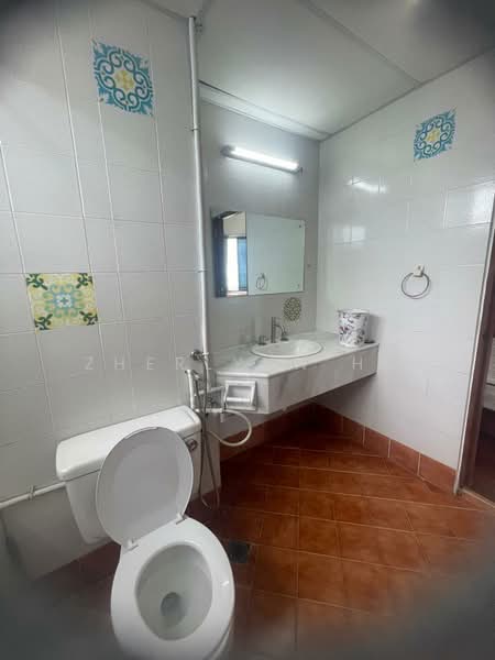 Kondominium untuk Disewa di Marina Tower (Ratu Mutiara) - Zherlynn Ho - Bathroom - PropertyGuru.com.my