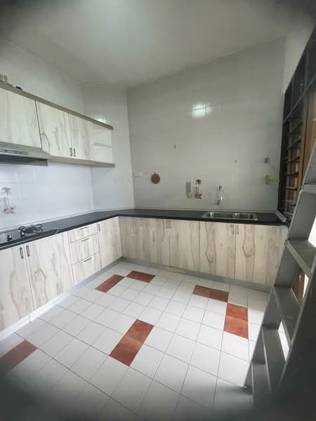 Kondominium untuk Disewa di Marina Tower (Ratu Mutiara) - Zherlynn Ho - Kitchen - PropertyGuru.com.my