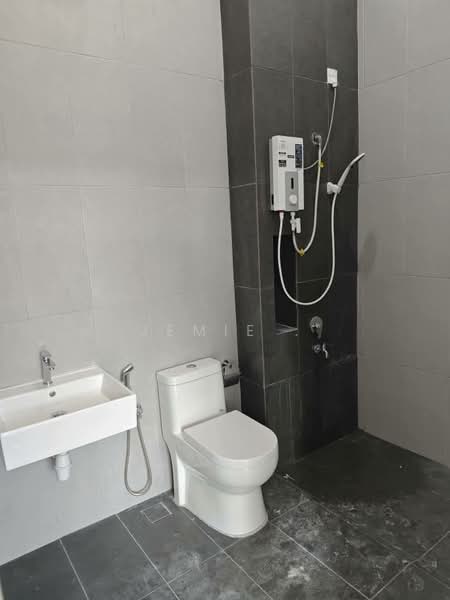 2-storey Terraced House for Rent in Taman Mount Austin (Tebrau) - Jemie . - Bathroom - PropertyGuru.com.my