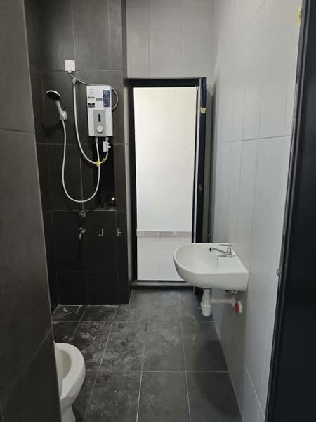 2-storey Terraced House for Rent in Taman Mount Austin (Tebrau) - Jemie . - Bathroom - PropertyGuru.com.my
