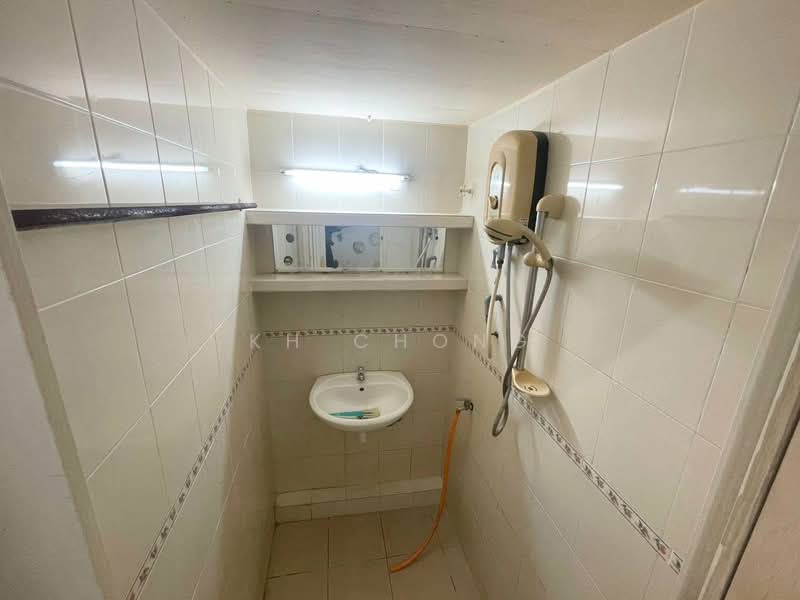 Flat for Sale at Bandar Bukit Tinggi 2 - KH Chong - Bathroom - PropertyGuru.com.my
