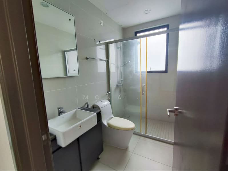 Condominium for Sale at Kings Bay @ Country Garden Danga Bay - Mona . - Bathroom - PropertyGuru.com.my