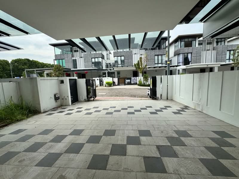 3-storey Terraced House for Sale in 16 Sierra (Puchong) - Surendran Karapiah - Exterior - PropertyGuru.com.my
