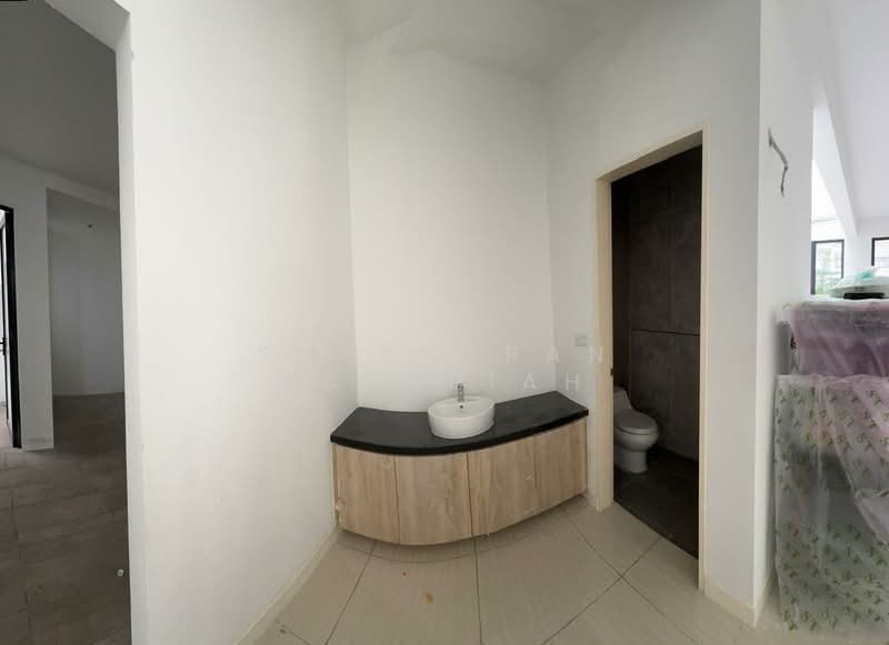 3-storey Terraced House for Sale in 16 Sierra (Puchong) - Surendran Karapiah - Bathroom - PropertyGuru.com.my
