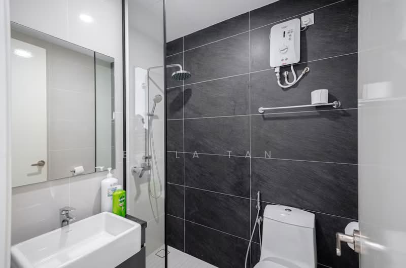 Condominium for Sale at Bay Laurel @ Country Garden Danga Bay - Bella Tan - Bathroom - PropertyGuru.com.my