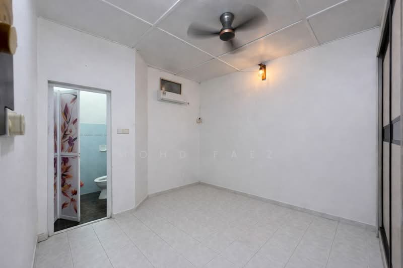 1-storey Terraced House for Sale in Taman Puteri Wangsa (Ulu Tiram) - Mohd Faez - Bathroom - PropertyGuru.com.my